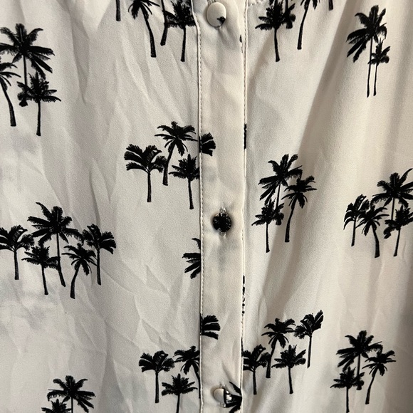 Torrid Palm Tree Button Down Back Blouse - Picture 4 of 6